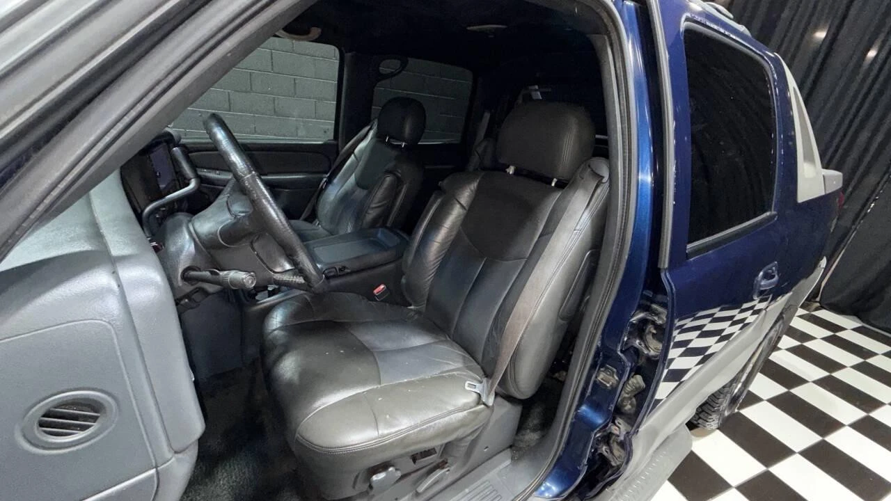 2002 Chevrolet Avalanche - Image 15 of 21