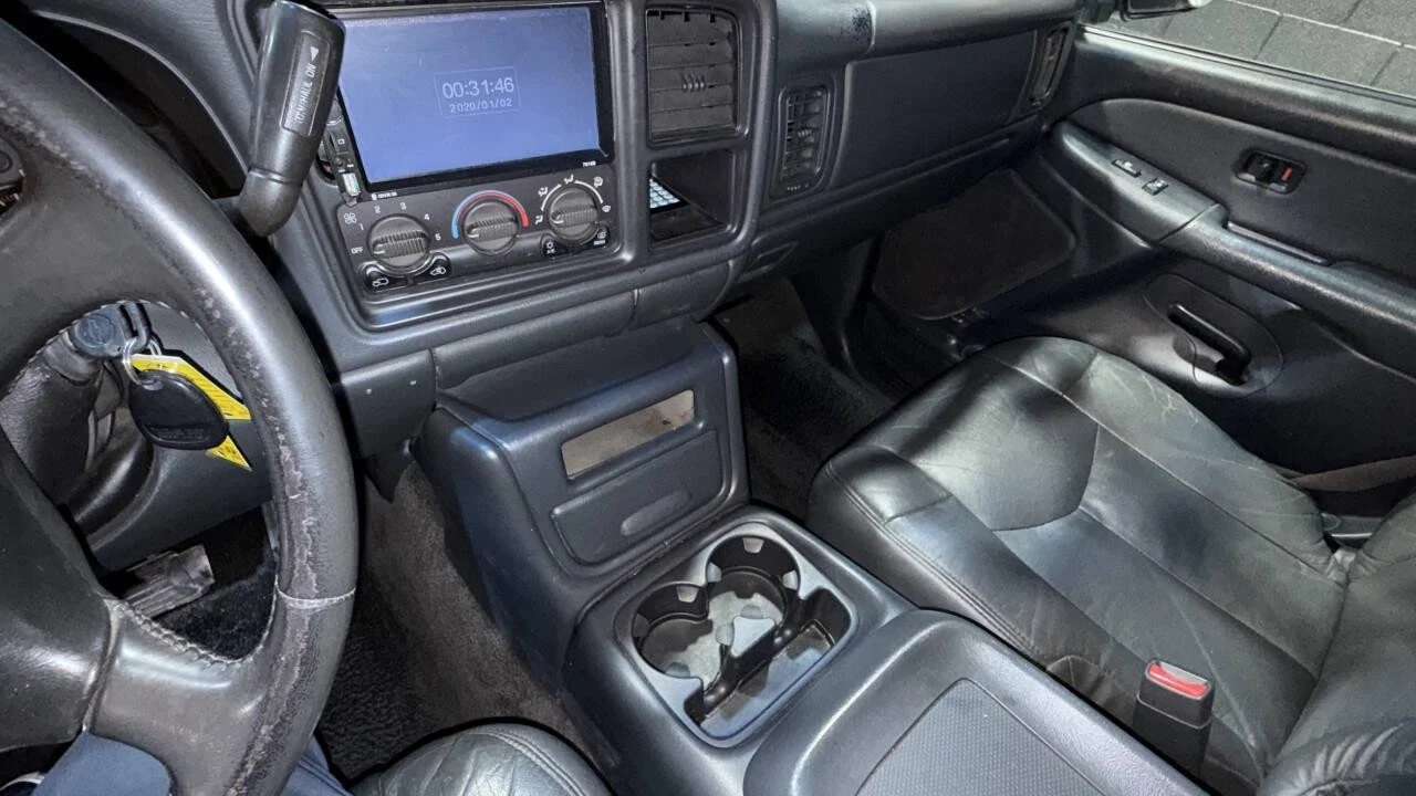 2002 Chevrolet Avalanche - Image 19 of 21