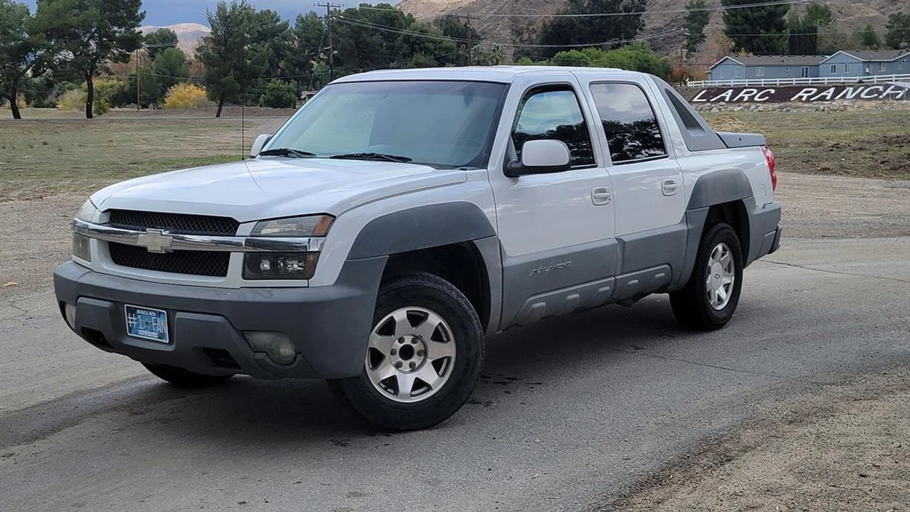 2002 Chevrolet Avalanche - Image 2 of 12