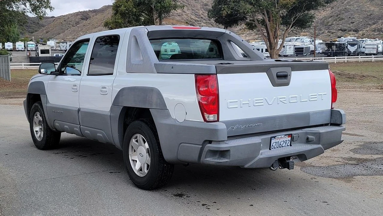 2002 Chevrolet Avalanche - Image 4 of 12
