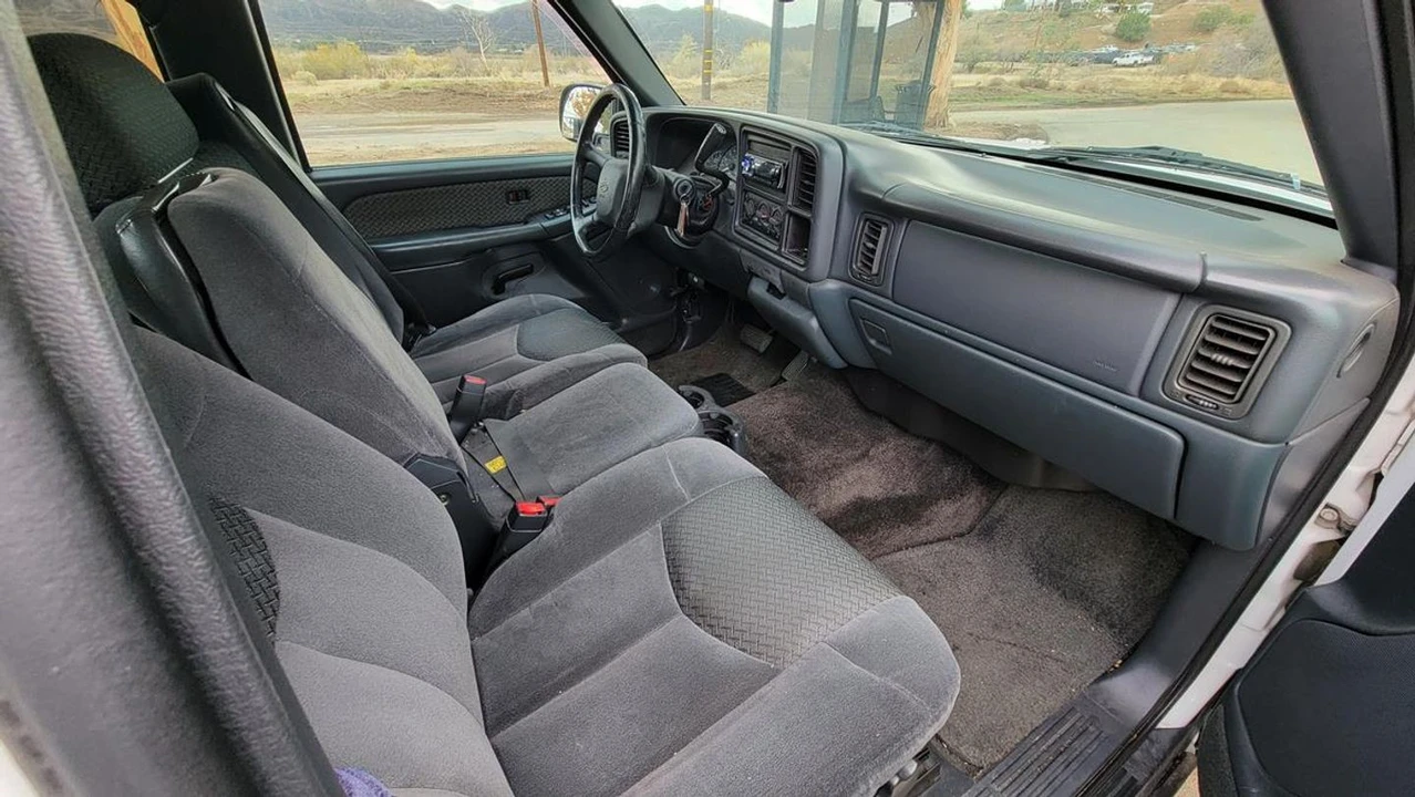 2002 Chevrolet Avalanche - Image 9 of 12