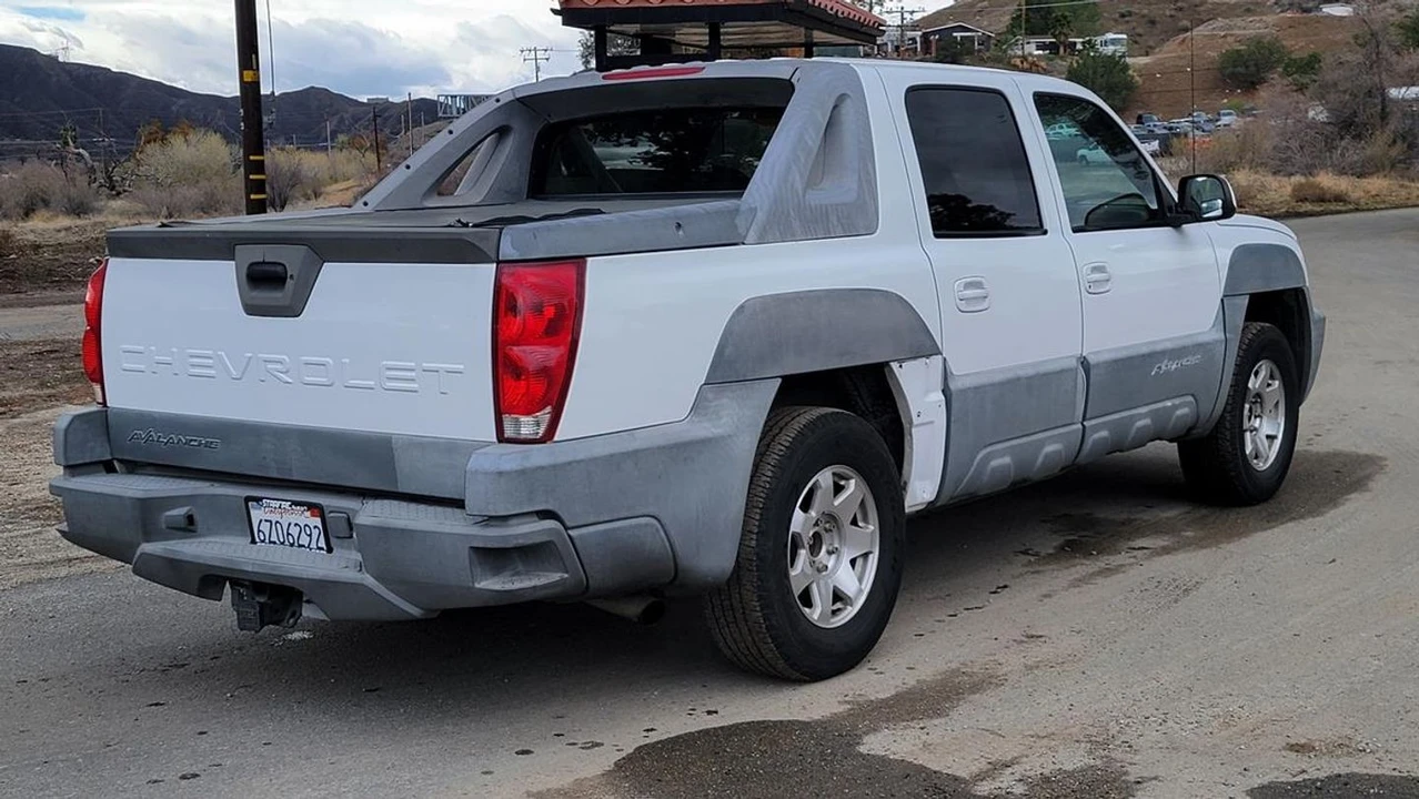 2002 Chevrolet Avalanche - Image 5 of 12