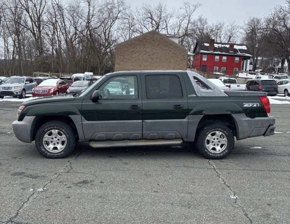 2002 Chevrolet Avalanche - Image 2 of 11