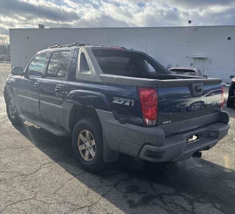 2002 Chevrolet Avalanche - Image 2 of 13