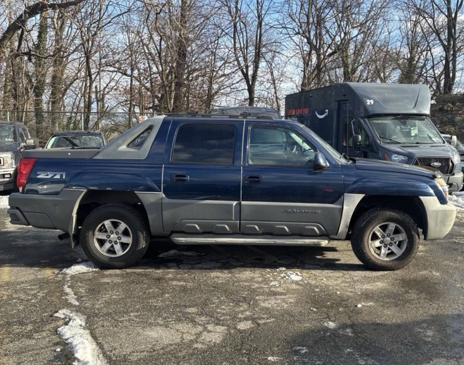 2002 Chevrolet Avalanche - Image 5 of 13
