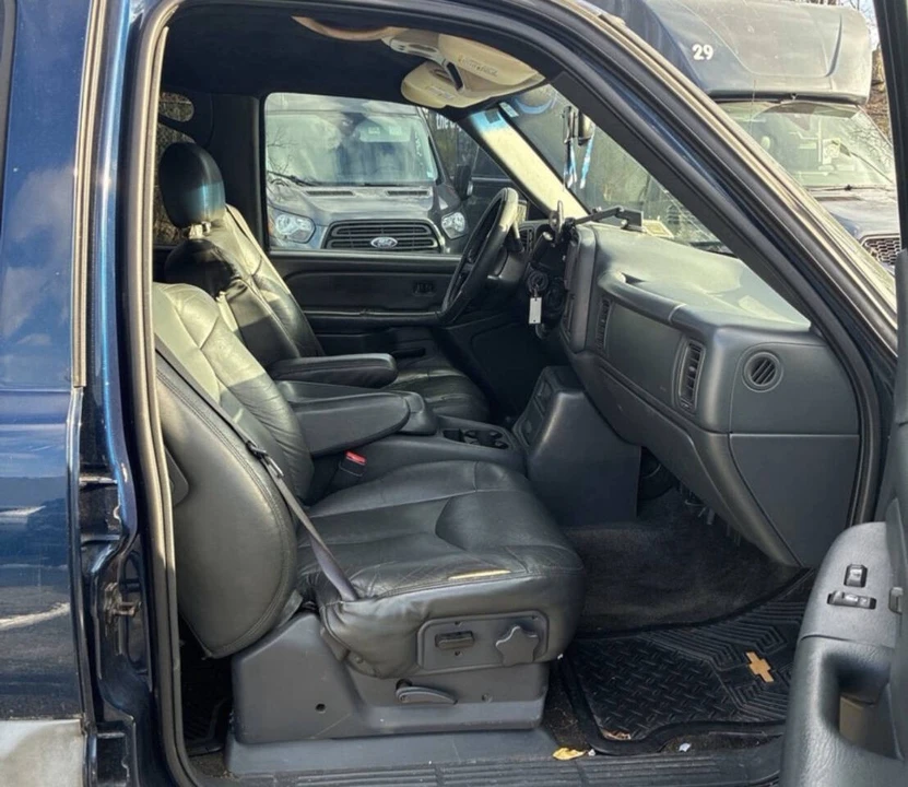 2002 Chevrolet Avalanche - Image 8 of 13
