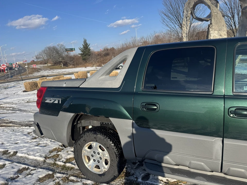 2002 Chevrolet Avalanche - Image 4 of 21