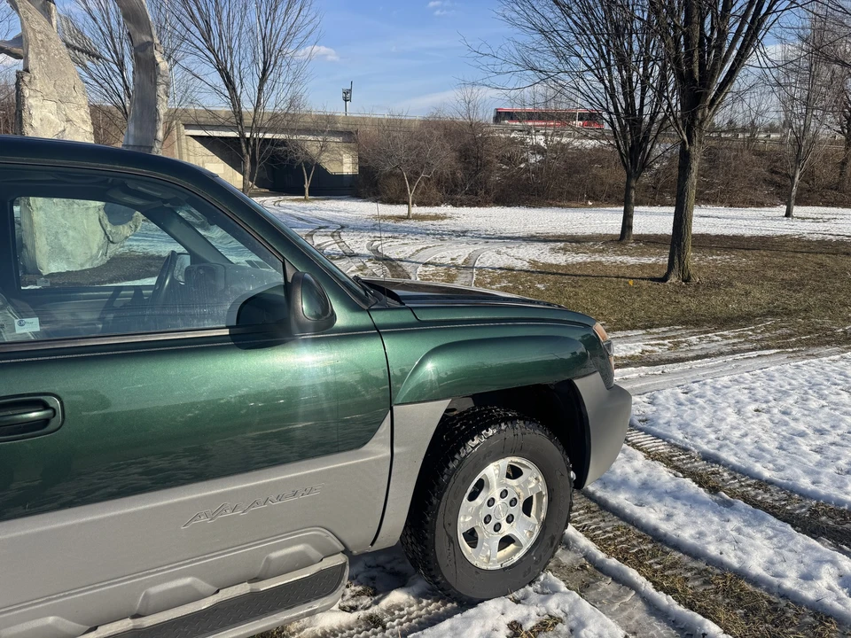 2002 Chevrolet Avalanche - Image 3 of 21