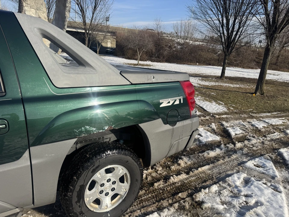 2002 Chevrolet Avalanche - Image 9 of 21