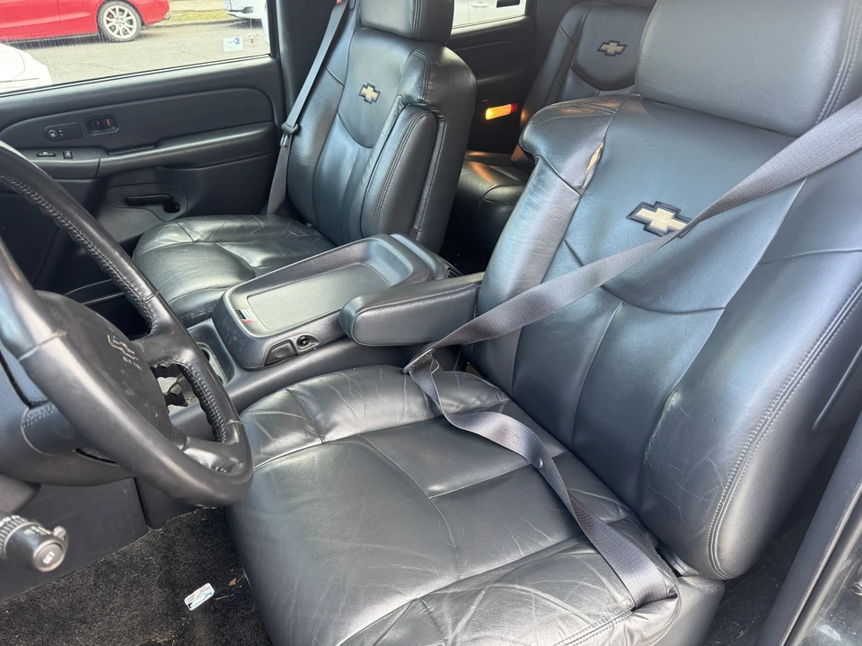 2002 Chevrolet Avalanche - Image 19 of 21