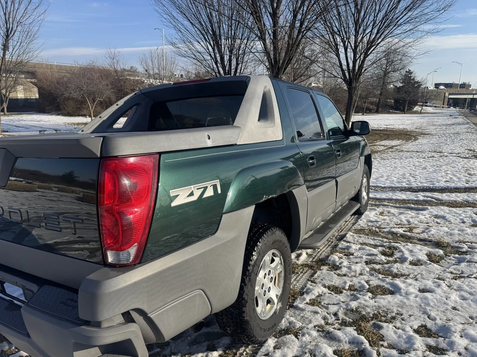 2002 Chevrolet Avalanche - Image 6 of 21