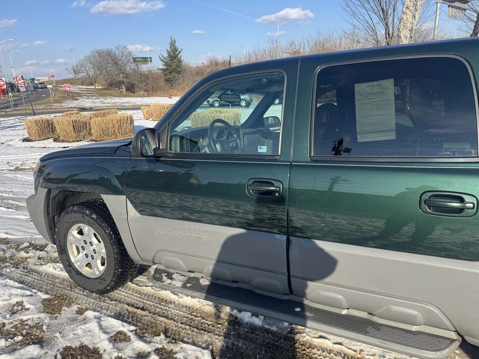 2002 Chevrolet Avalanche - Image 8 of 21