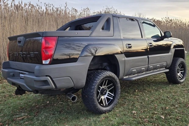 2002 Chevrolet Avalanche - Image 2 of 7