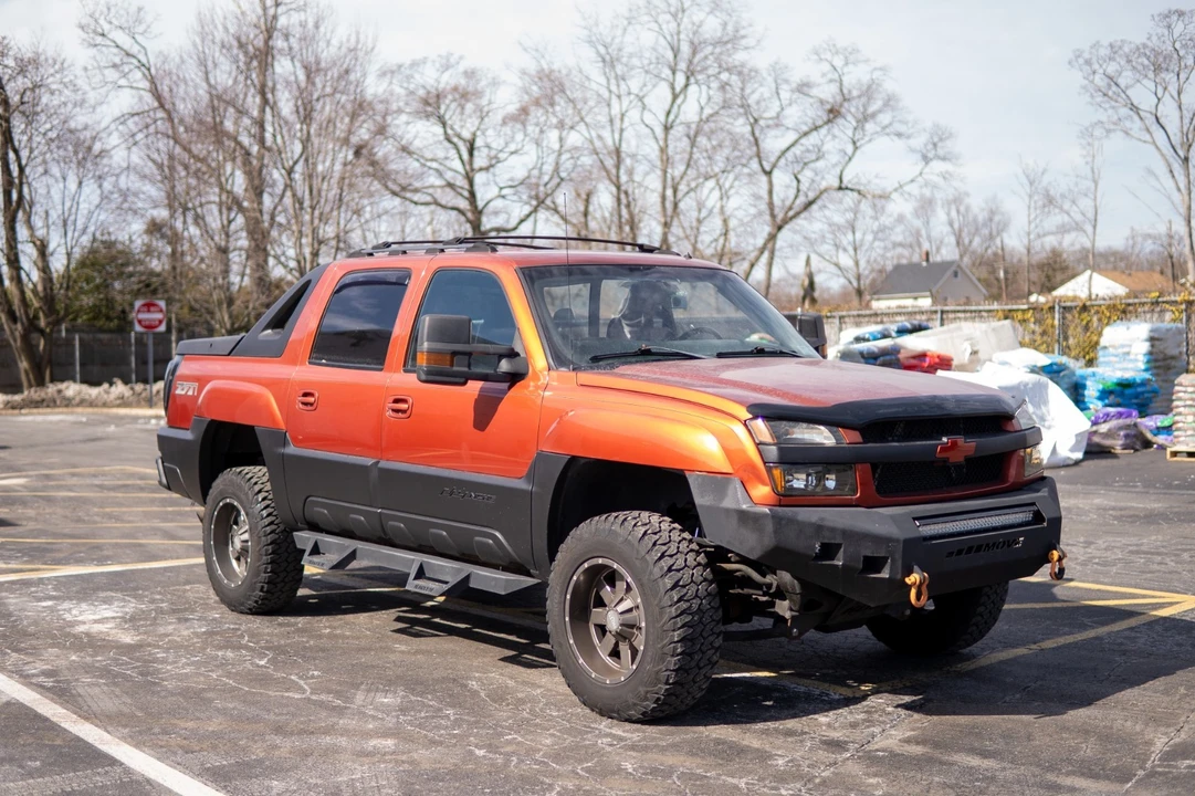 2002 Chevrolet Avalanche - Image 2 of 6