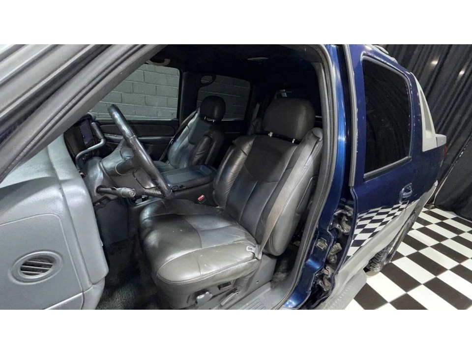 2002 Chevrolet Avalanche - Image 14 of 31
