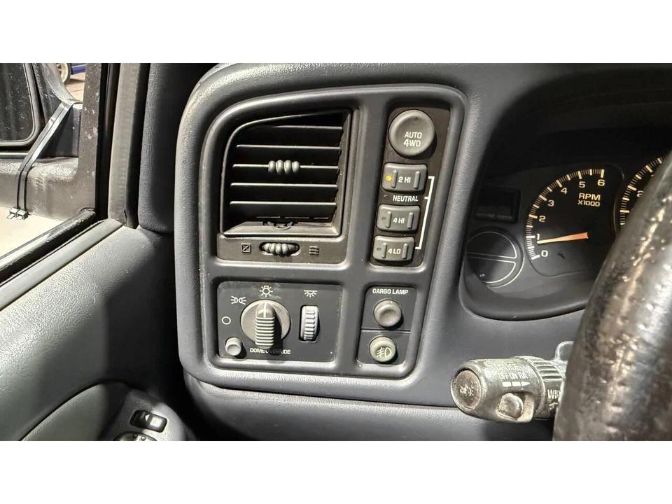 2002 Chevrolet Avalanche - Image 16 of 31
