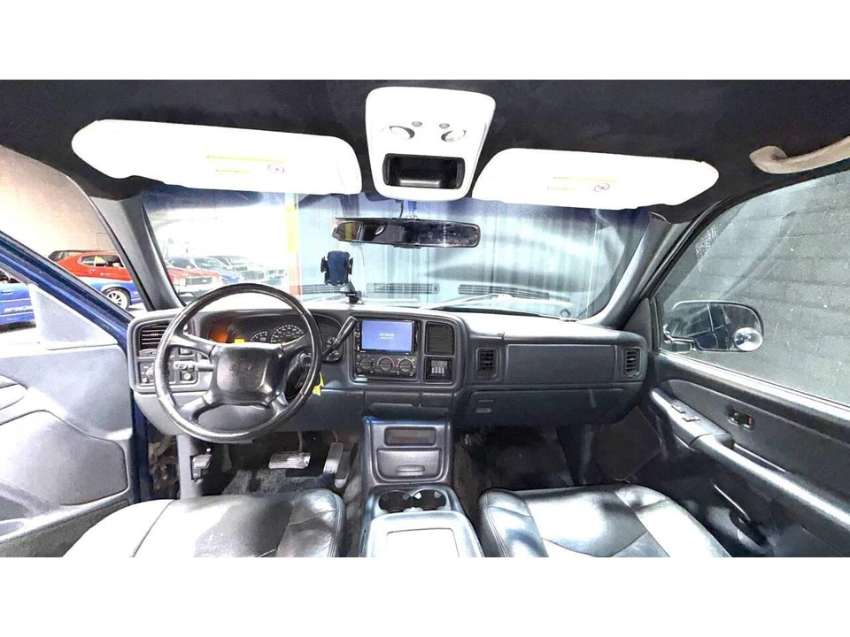 2002 Chevrolet Avalanche - Image 2 of 31