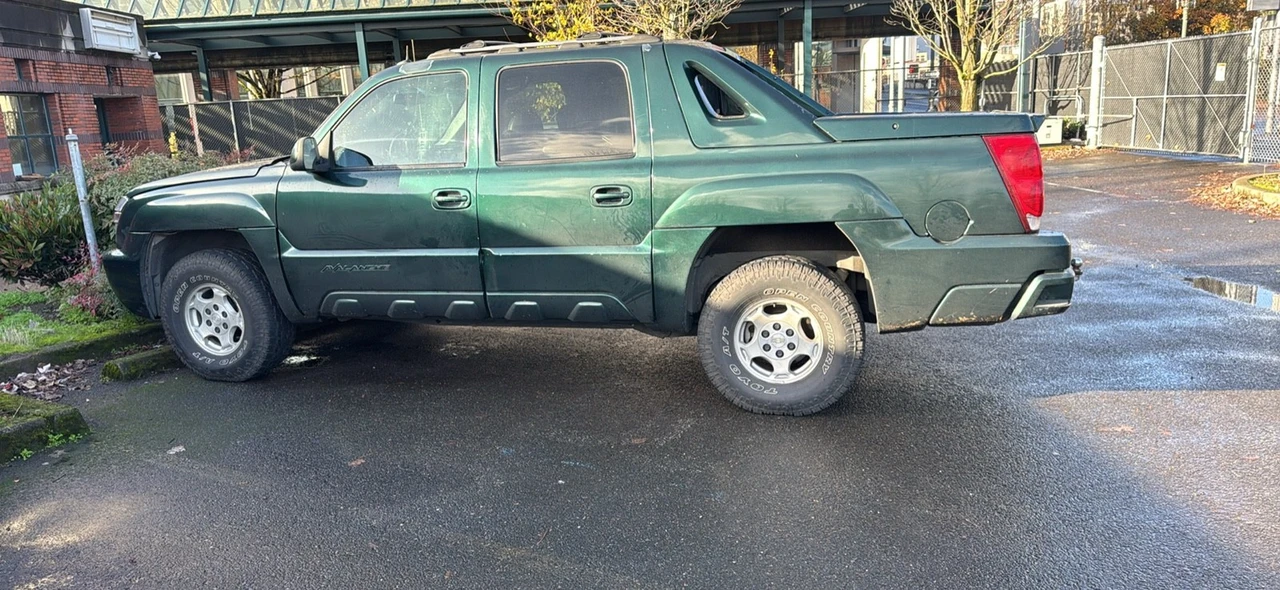 2002 Chevrolet Avalanche - Image 2 of 6