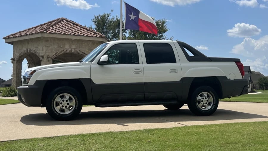 2002 Chevrolet Avalanche - Image 2 of 13