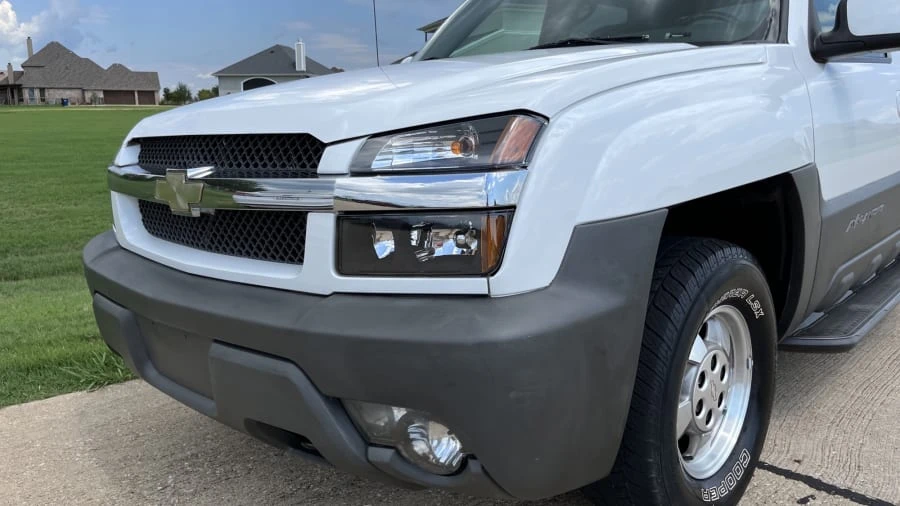 2002 Chevrolet Avalanche - Image 10 of 13