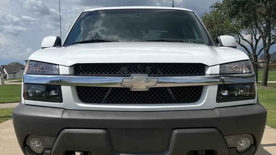 2002 Chevrolet Avalanche - Image 11 of 13