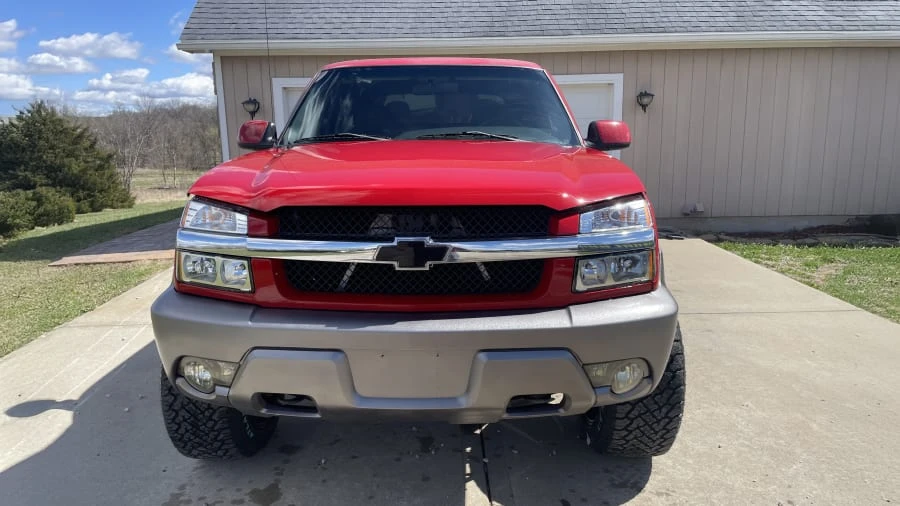 2002 Chevrolet Avalanche - Image 2 of 9