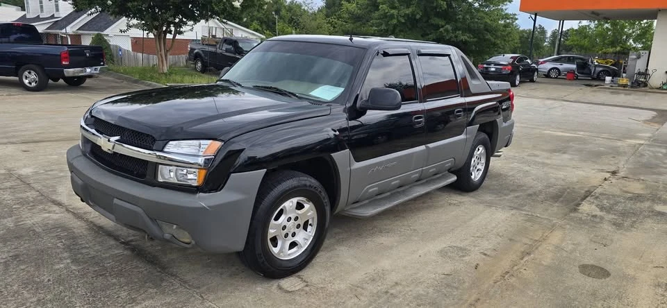 2002 Chevrolet Avalanche - Image 2 of 7