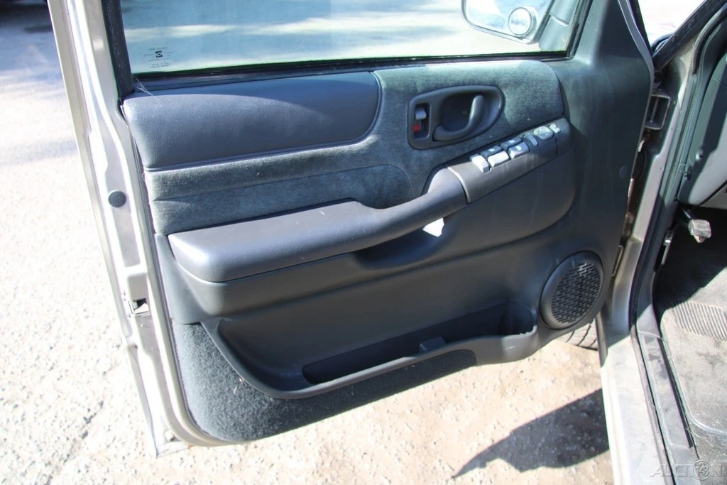 2002 Chevrolet S-10 Blazer 2nd Gen - Image 11 of 21