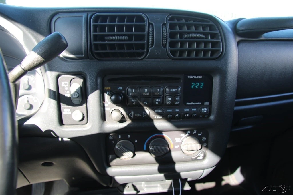 2002 Chevrolet S-10 Blazer 2nd Gen - Image 16 of 21