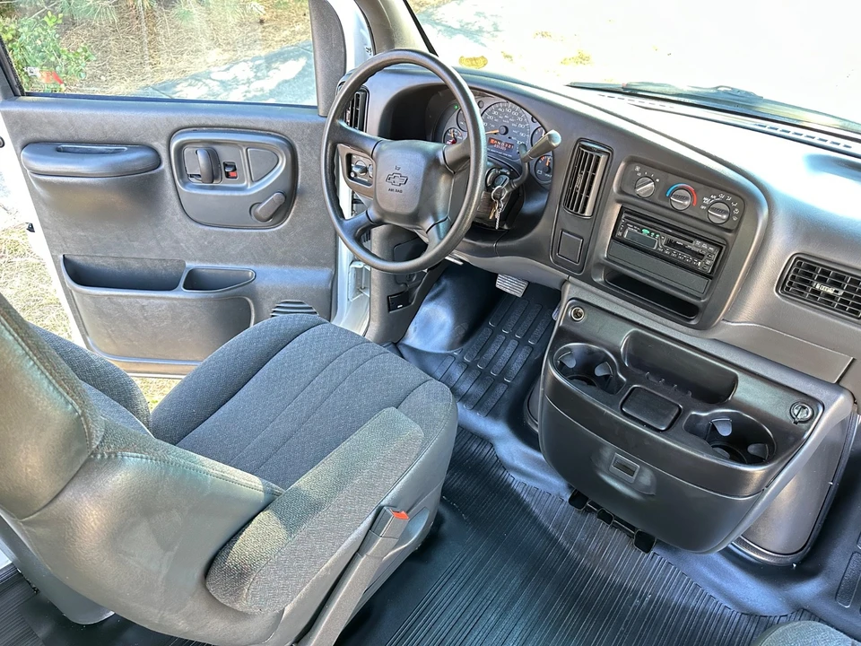 2002 Chevrolet Express - Image 4 of 21