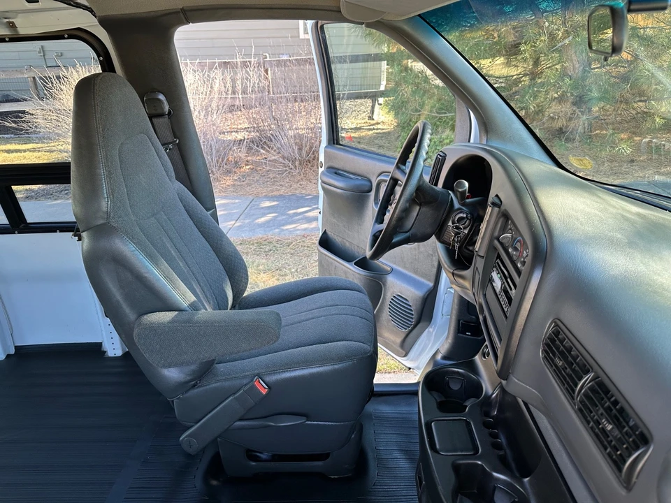 2002 Chevrolet Express - Image 13 of 21