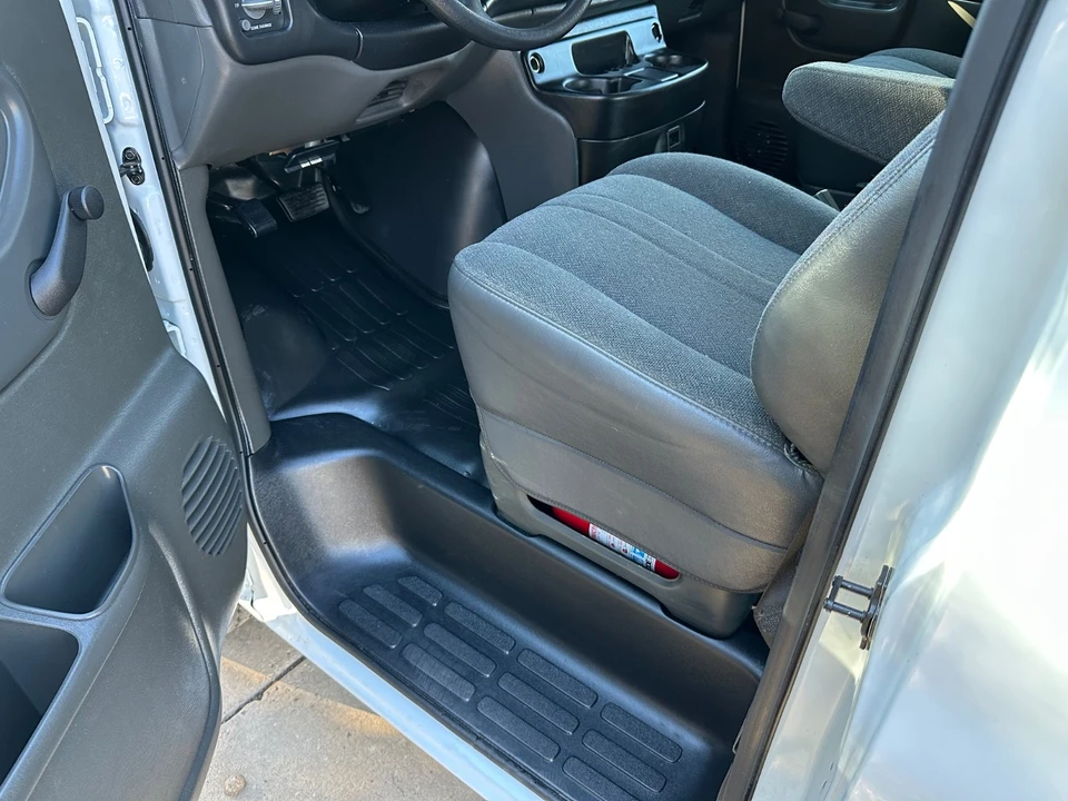 2002 Chevrolet Express - Image 14 of 21
