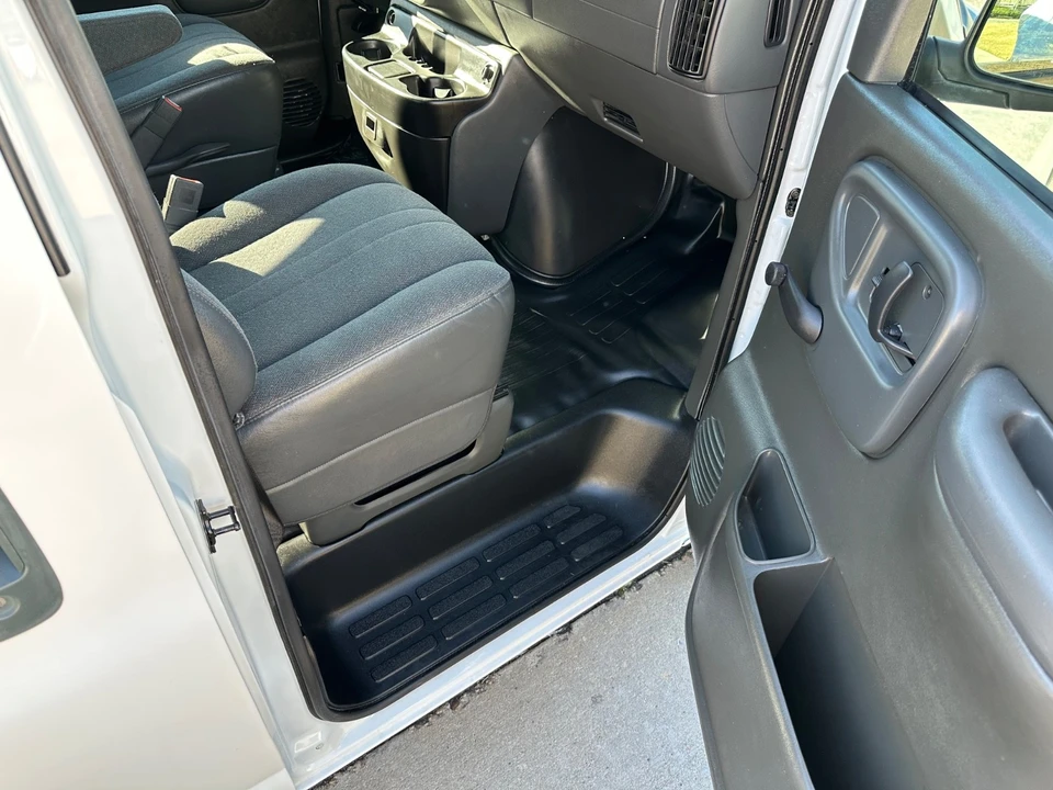 2002 Chevrolet Express - Image 7 of 21