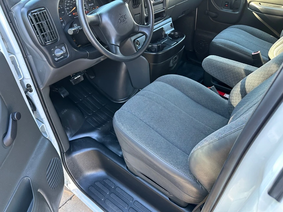 2002 Chevrolet Express - Image 9 of 21