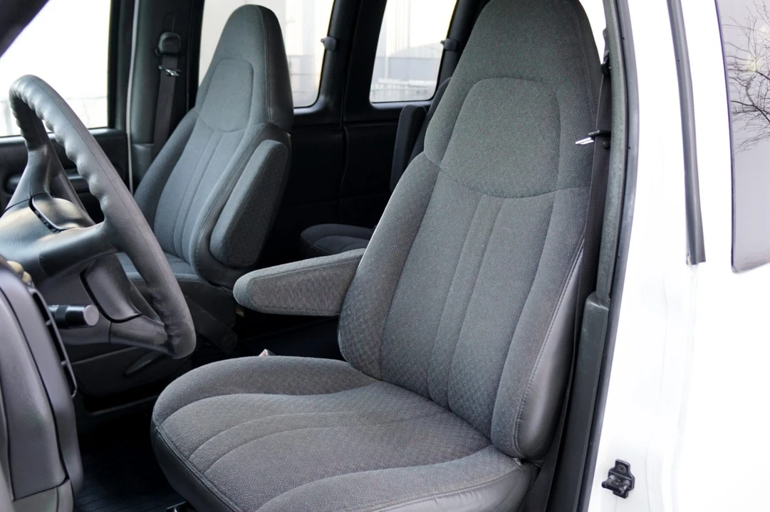 2002 Chevrolet Express - Image 4 of 7