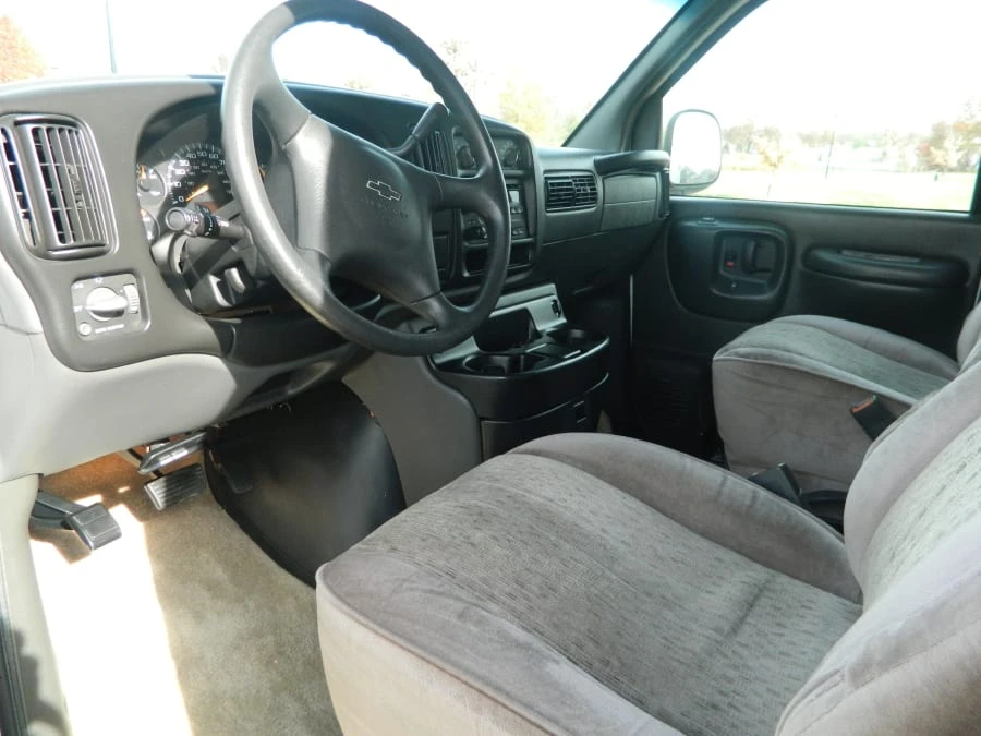 2002 Chevrolet Express - Image 4 of 7