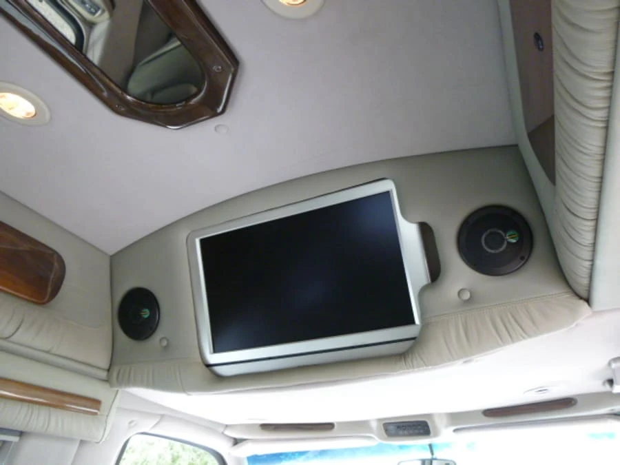 2002 Chevrolet Express - Image 10 of 12
