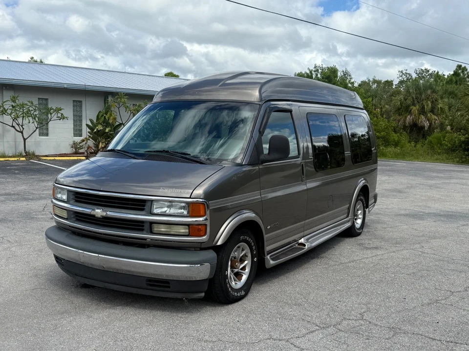 2002 Chevrolet Express - Image 9 of 21