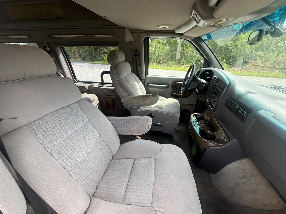 2002 Chevrolet Express - Image 16 of 21