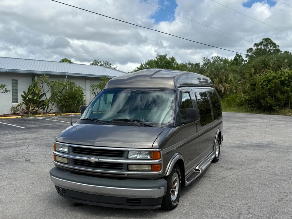 2002 Chevrolet Express - Image 10 of 21