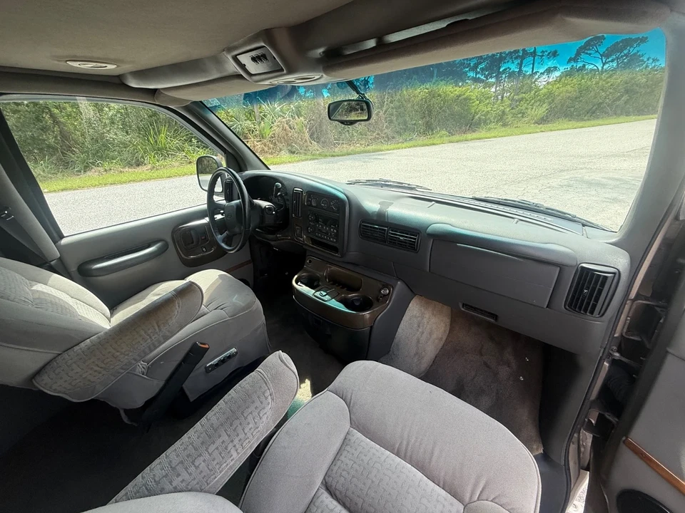 2002 Chevrolet Express - Image 17 of 21