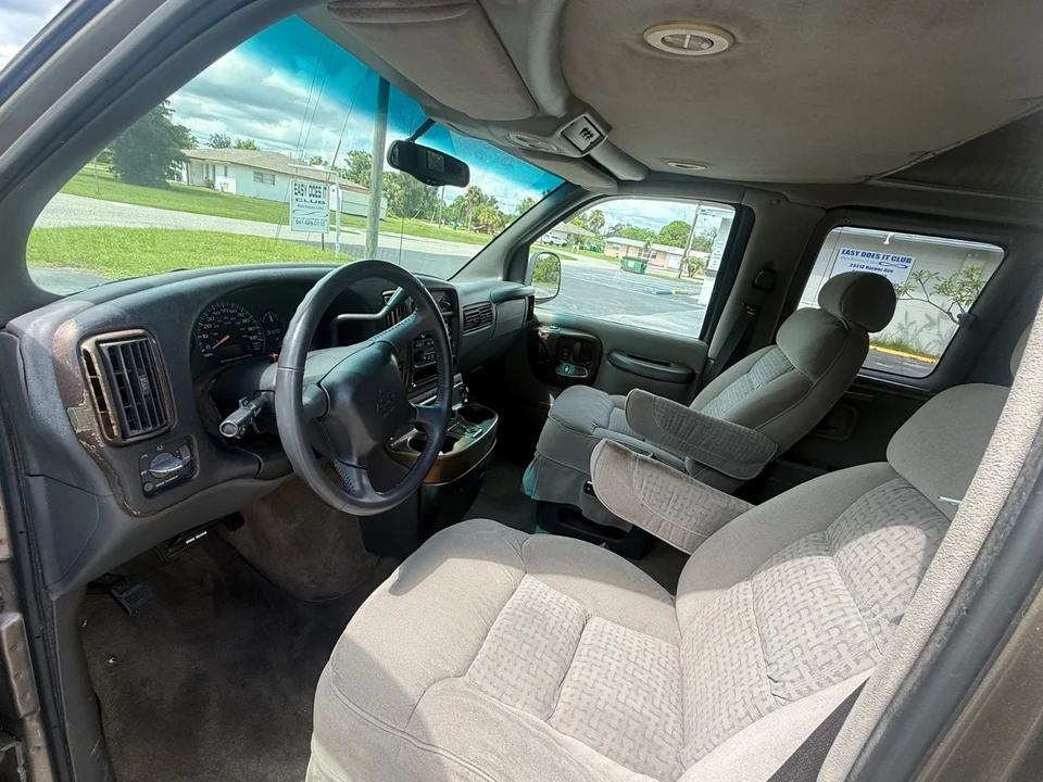 2002 Chevrolet Express - Image 11 of 21