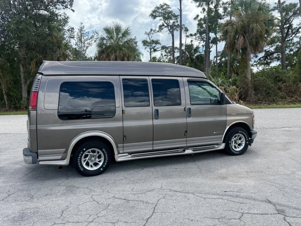2002 Chevrolet Express - Image 3 of 21
