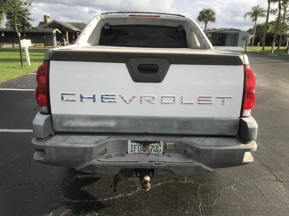 2002 Chevrolet Avalanche - Image 2 of 20
