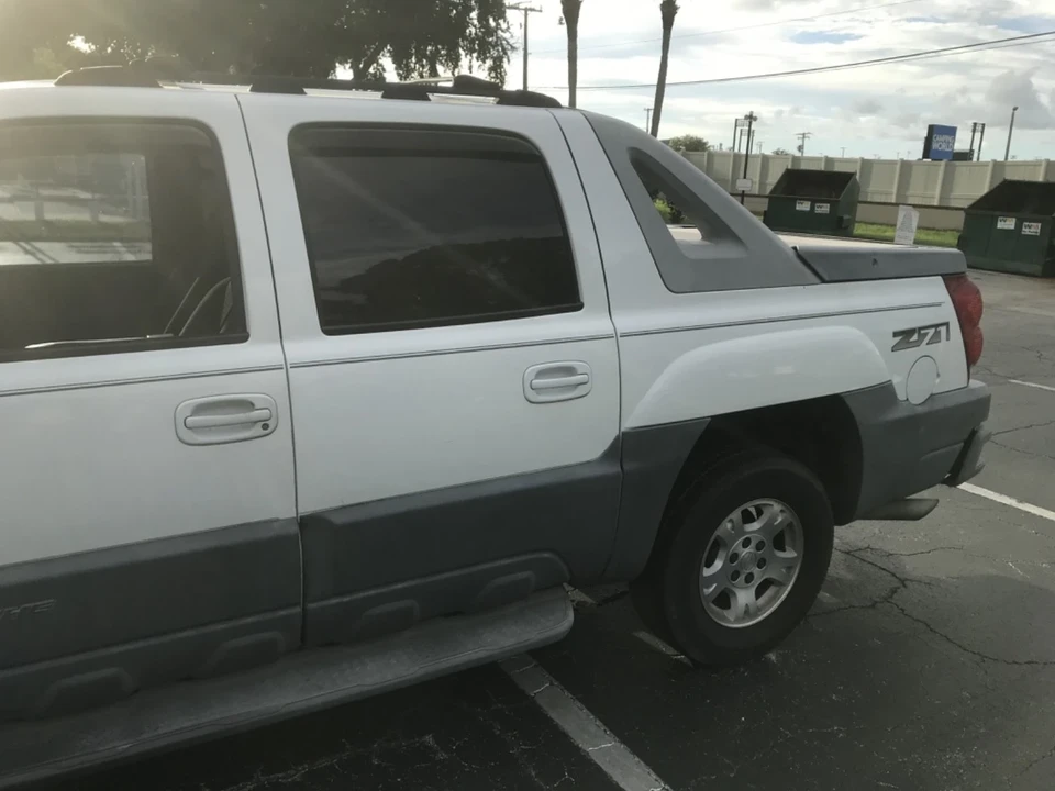 2002 Chevrolet Avalanche - Image 3 of 20