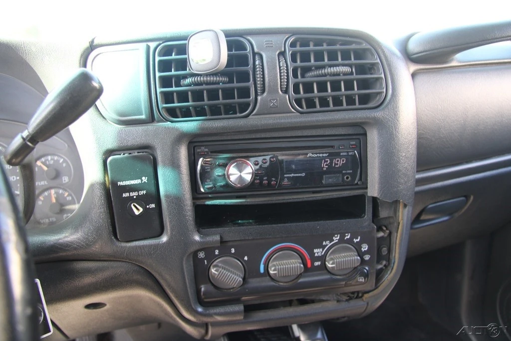 2002 Chevrolet S-10 Blazer 2nd Gen - Image 16 of 21