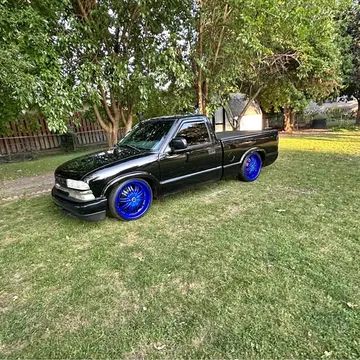 2002 Chevrolet S-10 LS Pickup 3D 6 ft