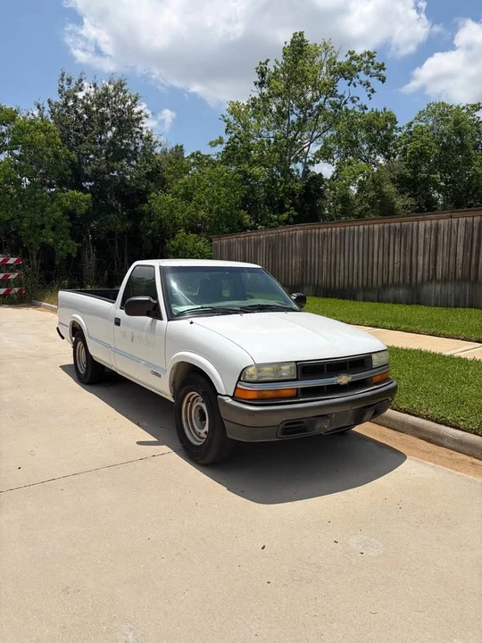 2002 Chevrolet S-10 - Image 2 of 15