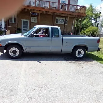 2002 Chevrolet S-10 Pickup 3D 6 ft