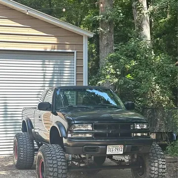 2002 Chevrolet S-10 Pickup 3D 6 ft